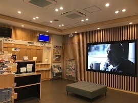 役所の窓口と大型ディスプレー