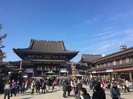 小春日和のもと参拝客が多く集まっている