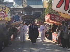 縁日の中を進むお練り