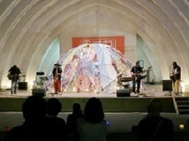 出来上がった竹ドームを背景にライブ