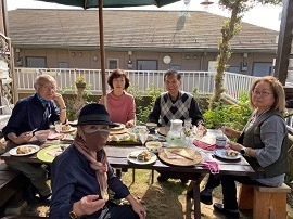 くつろぎながらの会議  撮影者:石渡一美