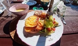 メインはフレンチトーストとコロッケ
