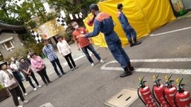 消火器の説明をする消防隊員