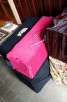 中には猫が。布で覆われ、とても静か。