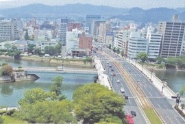 現在の相生橋が見える。(広島平和記念公園に入る）