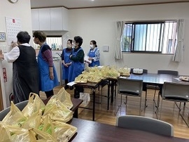 準備をする班長の皆さん 用意されたお弁当