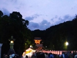 三の鳥居をくぐった橋の上から