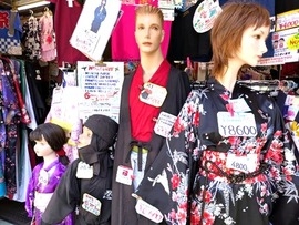 西洋人顔のマネキン、値札は英文字